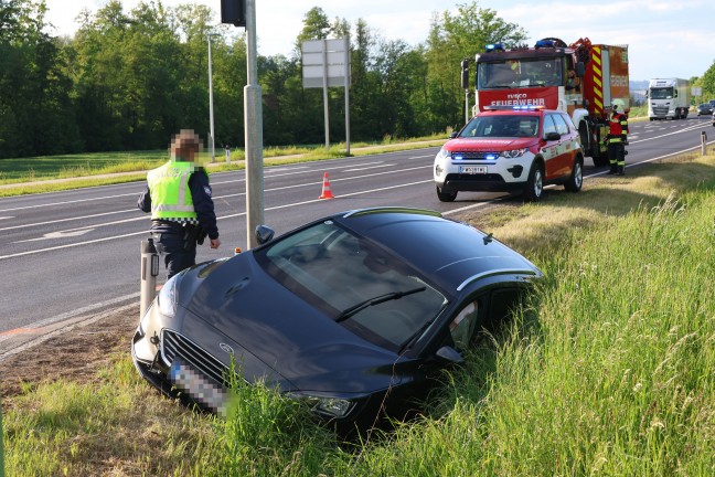 Crash zweier Autos im Kreuzungsbereich der Pyhrnpass Stra�e in Thalheim bei Wels
