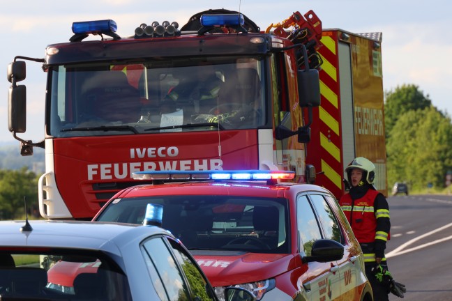Crash zweier Autos im Kreuzungsbereich der Pyhrnpass Stra�e in Thalheim bei Wels