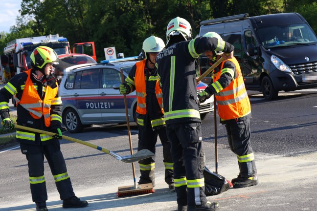 Crash zweier Autos im Kreuzungsbereich der Pyhrnpass Stra�e in Thalheim bei Wels