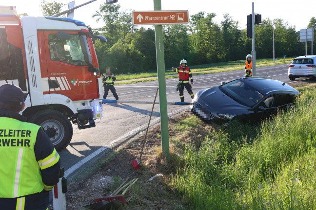 Crash zweier Autos im Kreuzungsbereich der Pyhrnpass Stra�e in Thalheim bei Wels