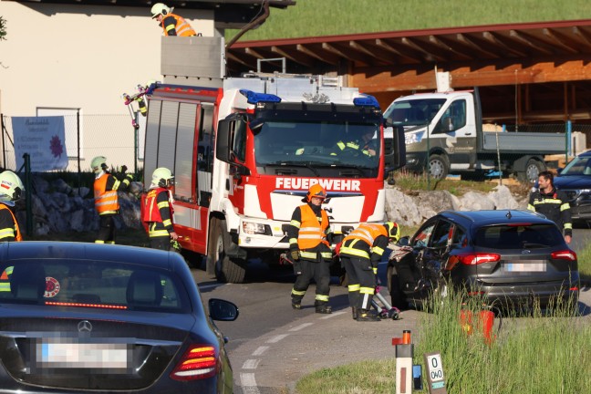 Crash zweier Autos im Kreuzungsbereich der Pyhrnpass Stra�e in Thalheim bei Wels