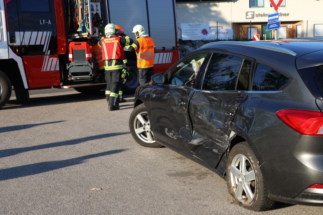 Crash zweier Autos im Kreuzungsbereich der Pyhrnpass Stra�e in Thalheim bei Wels