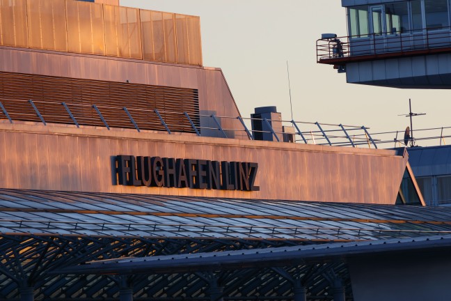 Bombendrohung: Flughafen in H�rsching neuerlich von Polizei ger�umt und auf Sprengstoff durchsucht