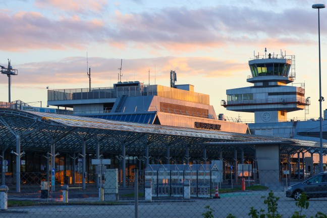 Bombendrohung: Flughafen in H�rsching neuerlich von Polizei ger�umt und auf Sprengstoff durchsucht
