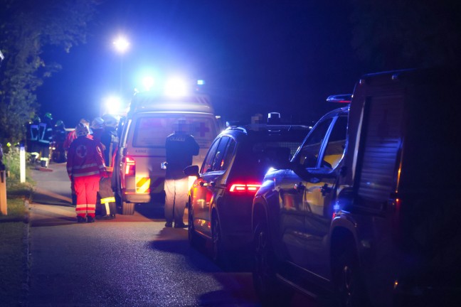 Gegen B�ume geprallt: Autolenker bei Verkehrsunfall in Steinerkirchen an der Traun schwer verletzt