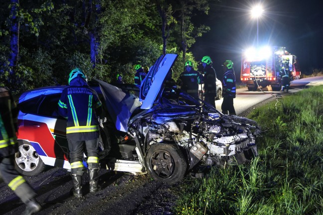 Gegen B�ume geprallt: Autolenker bei Verkehrsunfall in Steinerkirchen an der Traun schwer verletzt