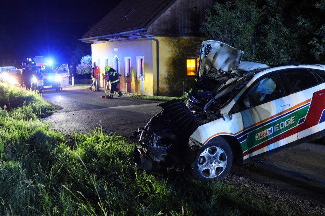 Gegen B�ume geprallt: Autolenker bei Verkehrsunfall in Steinerkirchen an der Traun schwer verletzt