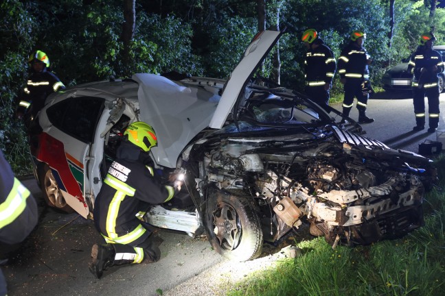 Gegen B�ume geprallt: Autolenker bei Verkehrsunfall in Steinerkirchen an der Traun schwer verletzt