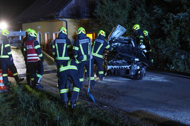 Gegen B�ume geprallt: Autolenker bei Verkehrsunfall in Steinerkirchen an der Traun schwer verletzt