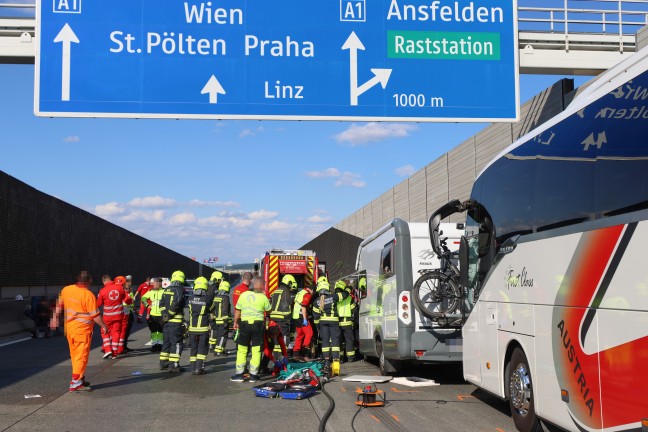 14 Verletzte: Schwerer Crash zwischen Reisebus, Wohnmobil und LKW auf Westautobahn in Ansfelden