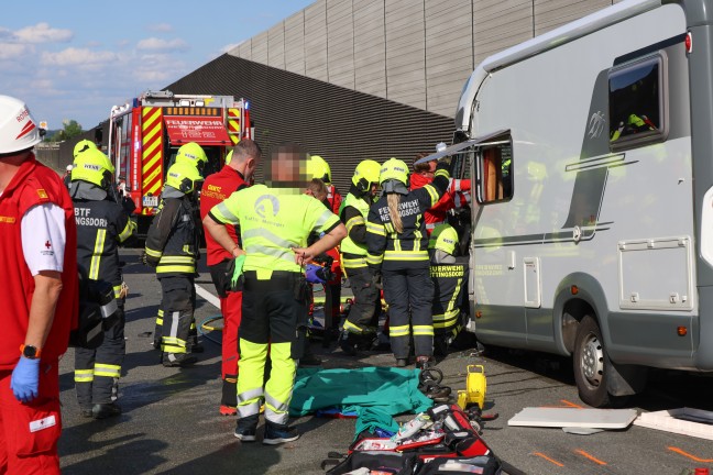 14 Verletzte: Schwerer Crash zwischen Reisebus, Wohnmobil und LKW auf Westautobahn in Ansfelden