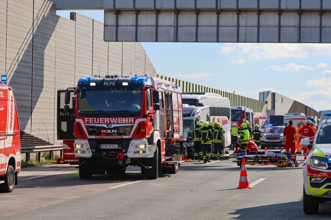 14 Verletzte: Schwerer Crash zwischen Reisebus, Wohnmobil und LKW auf Westautobahn in Ansfelden