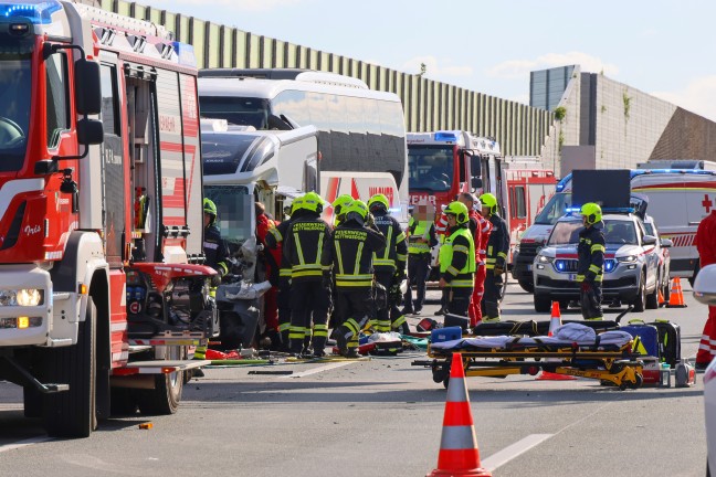 14 Verletzte: Schwerer Crash zwischen Reisebus, Wohnmobil und LKW auf Westautobahn in Ansfelden