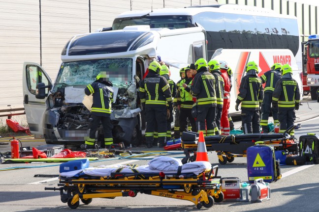 14 Verletzte: Schwerer Crash zwischen Reisebus, Wohnmobil und LKW auf Westautobahn in Ansfelden