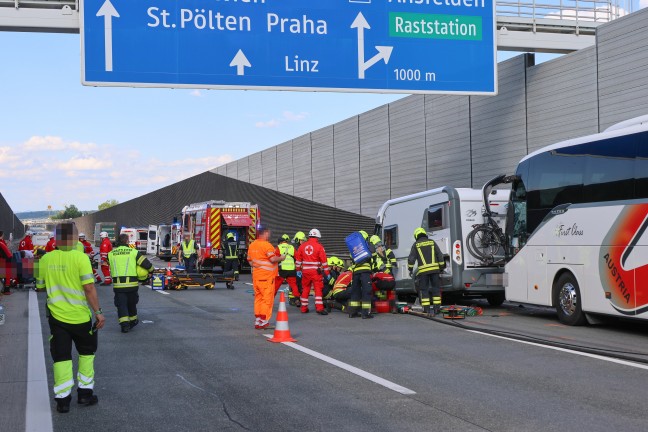 14 Verletzte: Schwerer Crash zwischen Reisebus, Wohnmobil und LKW auf Westautobahn in Ansfelden