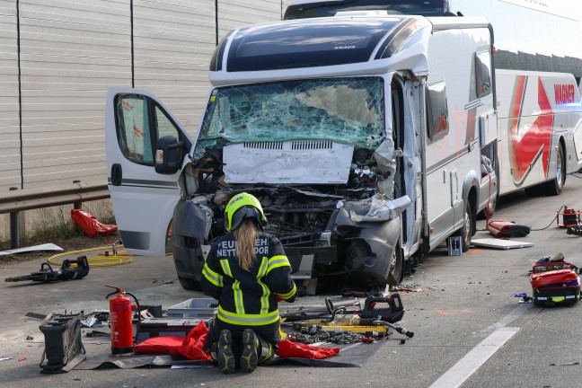 14 Verletzte: Schwerer Crash zwischen Reisebus, Wohnmobil und LKW auf Westautobahn in Ansfelden