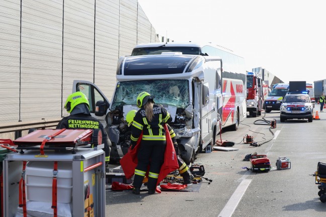 14 Verletzte: Schwerer Crash zwischen Reisebus, Wohnmobil und LKW auf Westautobahn in Ansfelden