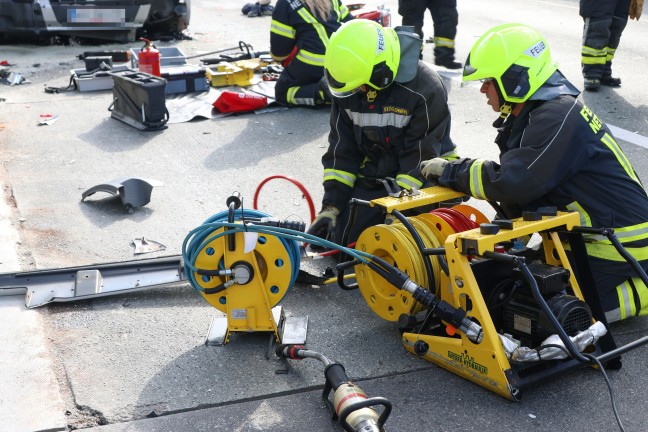 14 Verletzte: Schwerer Crash zwischen Reisebus, Wohnmobil und LKW auf Westautobahn in Ansfelden