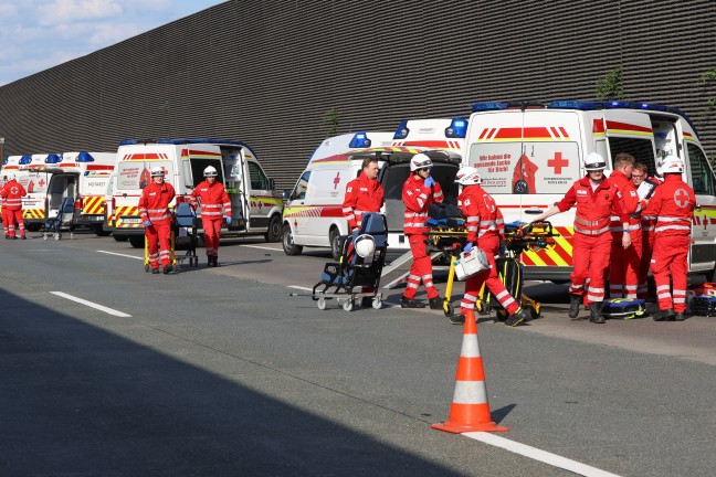 14 Verletzte: Schwerer Crash zwischen Reisebus, Wohnmobil und LKW auf Westautobahn in Ansfelden
