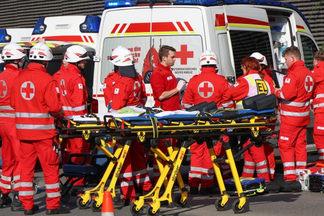 14 Verletzte: Schwerer Crash zwischen Reisebus, Wohnmobil und LKW auf Westautobahn in Ansfelden
