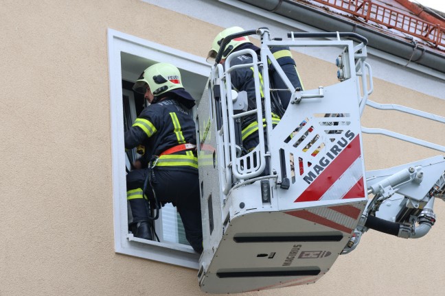 Einsatz verschlafen: Feuerwehr l�scht verbranntes Essen im Ofenrohr einer Wohnung in Wels-Vogelweide