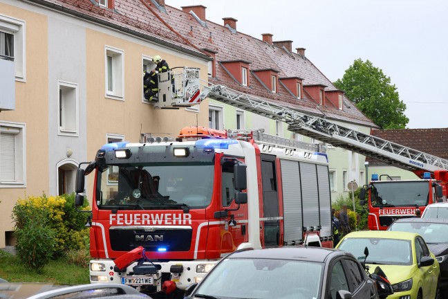 Einsatz verschlafen: Feuerwehr l�scht verbranntes Essen im Ofenrohr einer Wohnung in Wels-Vogelweide