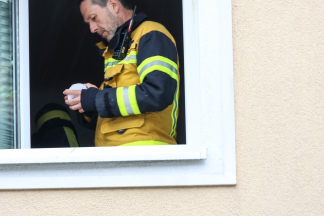 Einsatz verschlafen: Feuerwehr l�scht verbranntes Essen im Ofenrohr einer Wohnung in Wels-Vogelweide