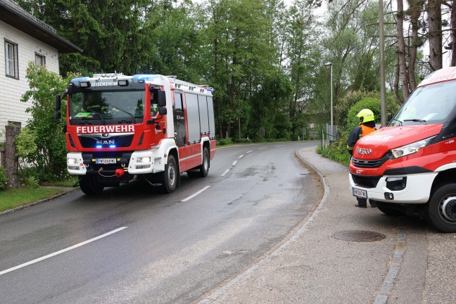 Auto bei Verkehrsunfall in Pichl bei Wels gegen Stra�enlaterne und durch Gartenzaun geschleudert