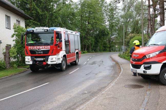 Auto bei Verkehrsunfall in Pichl bei Wels gegen Stra�enlaterne und durch Gartenzaun geschleudert
