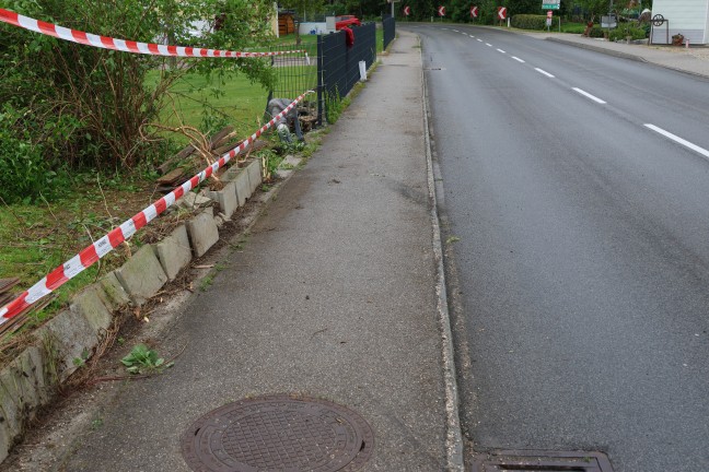 Auto bei Verkehrsunfall in Pichl bei Wels gegen Stra�enlaterne und durch Gartenzaun geschleudert
