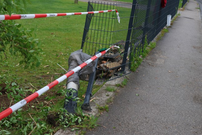 Auto bei Verkehrsunfall in Pichl bei Wels gegen Stra�enlaterne und durch Gartenzaun geschleudert