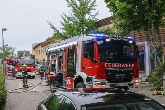 Drei Feuerwehren bei Brand in einem gr��eren Geb�ude in Grieskirchen im Einsatz
