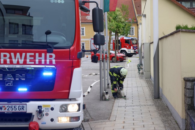 Drei Feuerwehren bei Brand in einem gr��eren Geb�ude in Grieskirchen im Einsatz