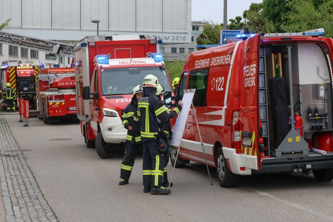 Drei Feuerwehren bei Brand in einem gr��eren Geb�ude in Grieskirchen im Einsatz