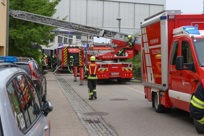 Drei Feuerwehren bei Brand in einem gr��eren Geb�ude in Grieskirchen im Einsatz