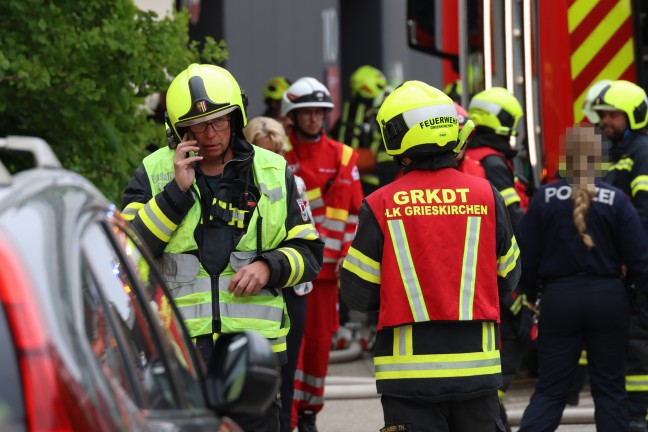 Drei Feuerwehren bei Brand in einem gr��eren Geb�ude in Grieskirchen im Einsatz