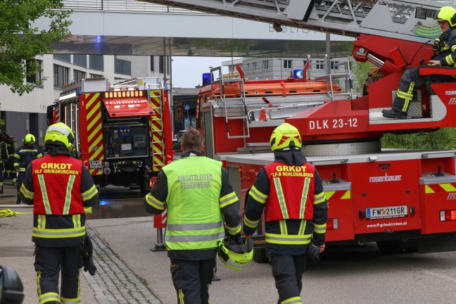 Drei Feuerwehren bei Brand in einem gr��eren Geb�ude in Grieskirchen im Einsatz