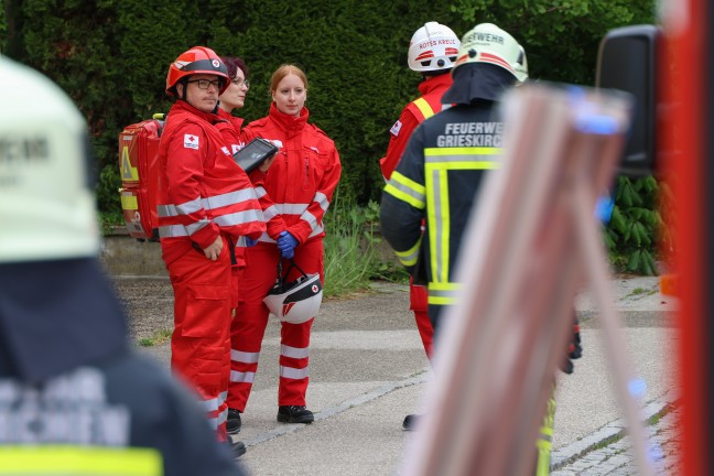 Drei Feuerwehren bei Brand in einem gr��eren Geb�ude in Grieskirchen im Einsatz