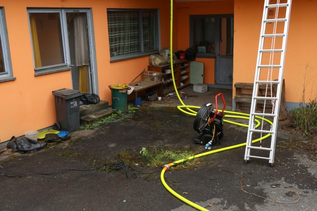 Drei Feuerwehren bei Brand in einem gr��eren Geb�ude in Grieskirchen im Einsatz