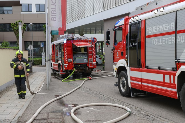 Drei Feuerwehren bei Brand in einem gr��eren Geb�ude in Grieskirchen im Einsatz