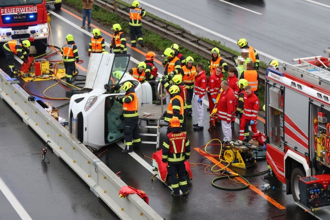 Personenrettung nach schwerem Verkehrsunfall im Baustellenbereich der Welser Autobahn bei Marchtrenk