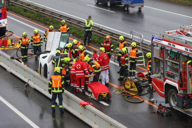 Personenrettung nach schwerem Verkehrsunfall im Baustellenbereich der Welser Autobahn bei Marchtrenk