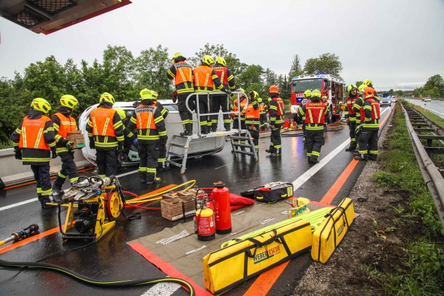 Personenrettung nach schwerem Verkehrsunfall im Baustellenbereich der Welser Autobahn bei Marchtrenk