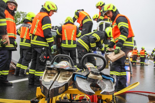 Personenrettung nach schwerem Verkehrsunfall im Baustellenbereich der Welser Autobahn bei Marchtrenk