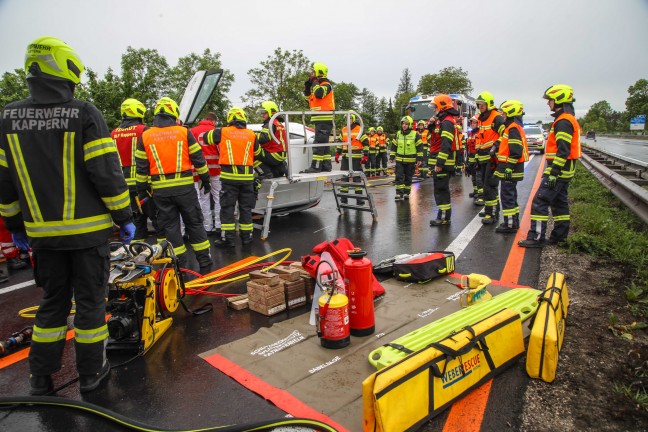 Personenrettung nach schwerem Verkehrsunfall im Baustellenbereich der Welser Autobahn bei Marchtrenk