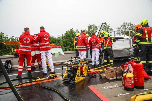 Personenrettung nach schwerem Verkehrsunfall im Baustellenbereich der Welser Autobahn bei Marchtrenk