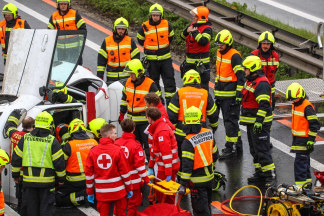 Personenrettung nach schwerem Verkehrsunfall im Baustellenbereich der Welser Autobahn bei Marchtrenk