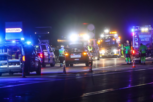 Autobahnsperre nach schwerem Verkehrsunfall auf Welser Autobahn am Knoten Wels in Wels-Oberthan