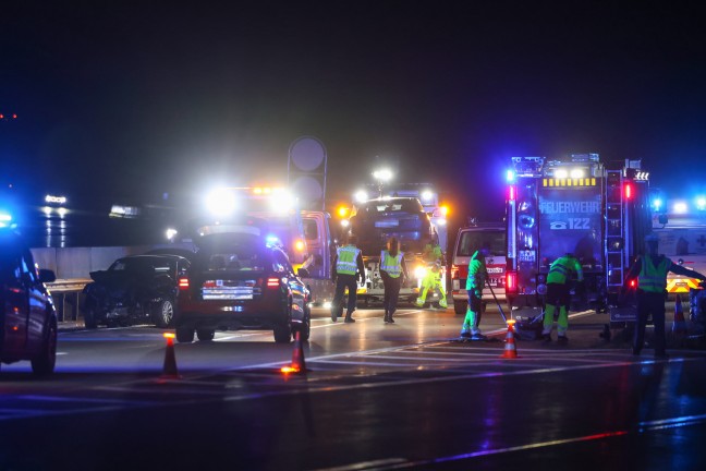 Autobahnsperre nach schwerem Verkehrsunfall auf Welser Autobahn am Knoten Wels in Wels-Oberthan