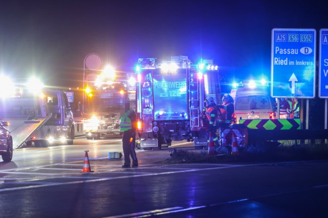 Autobahnsperre nach schwerem Verkehrsunfall auf Welser Autobahn am Knoten Wels in Wels-Oberthan